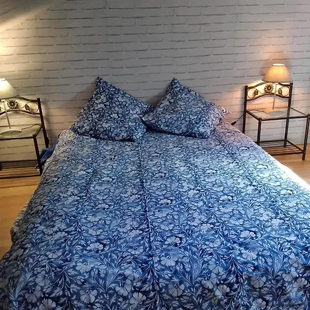 Проживание в семье La Tourterelle Ла-Ривьер-Сен-Совёр